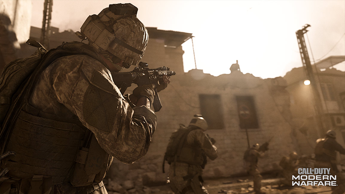 Call of Duty Modern Warfare screenshot showing desert soldiers approaching a ruined brick building